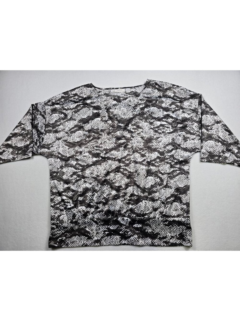Chicos Black & White Snake Print Top Size 2 Medium